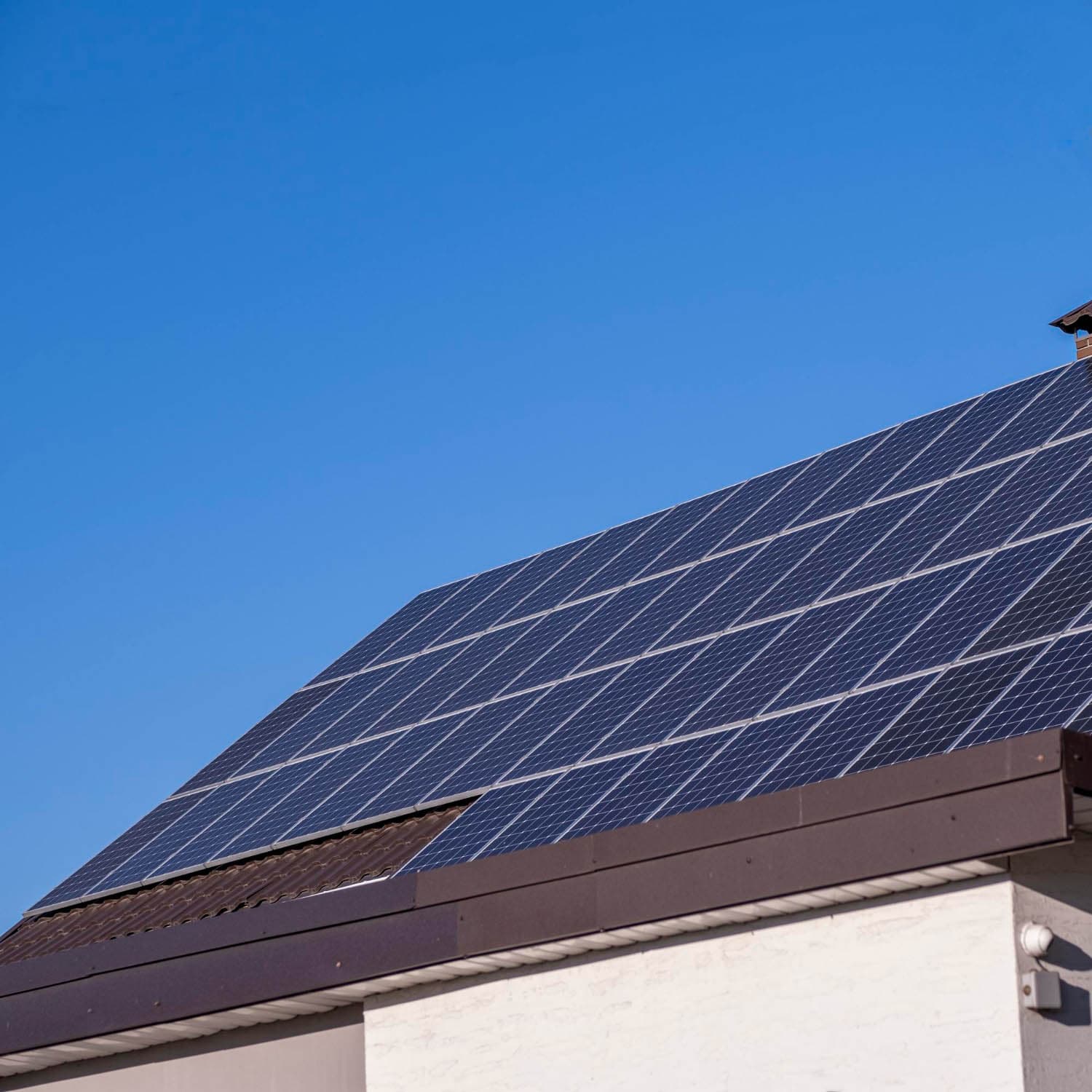 Zonnepanelen op een hellend dak.