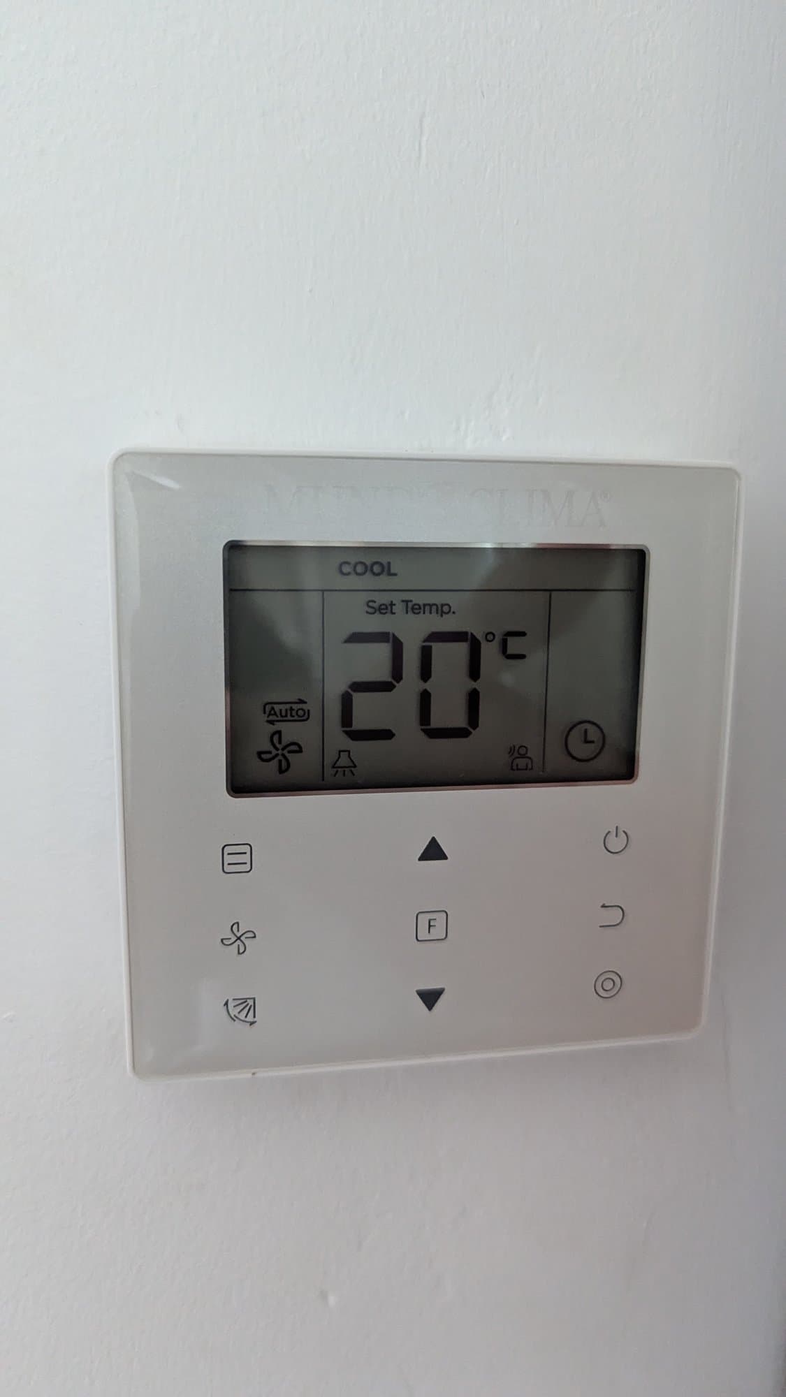 Wandbediening van de airco in koelstand op 20 graden.