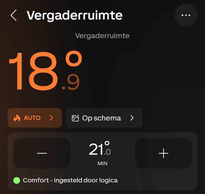 App-scherm van een vergaderruimte met actuele temperatuur en comfortinstelling.