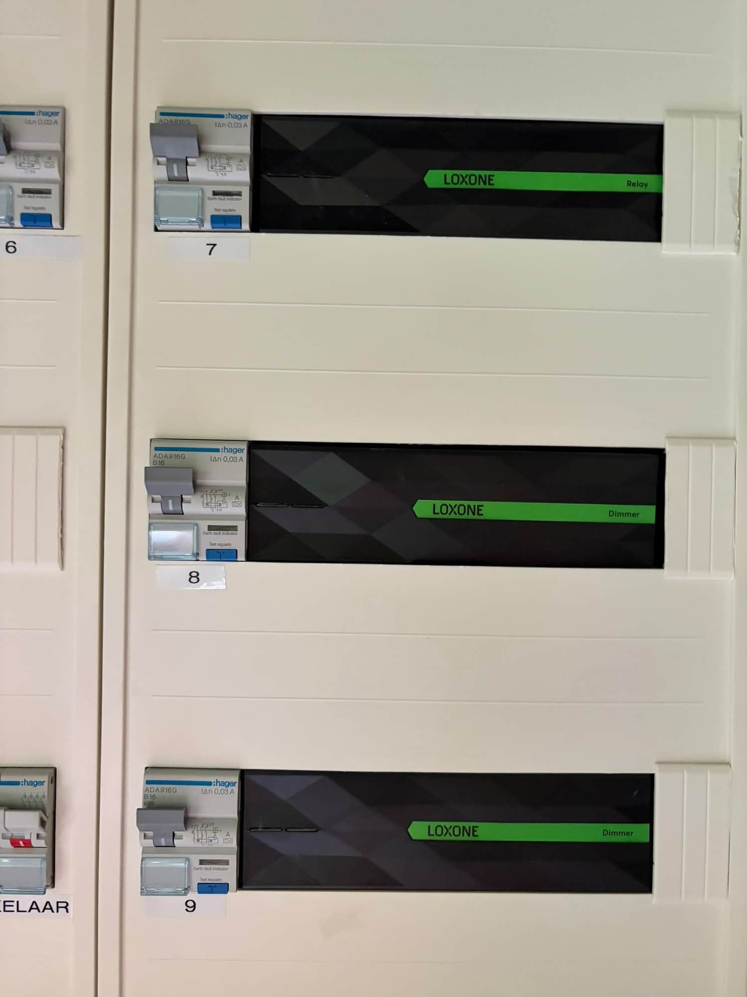 Loxone Relay- en Dimmer Extensions in een verdeelkast, elk met eigen beveiliging.