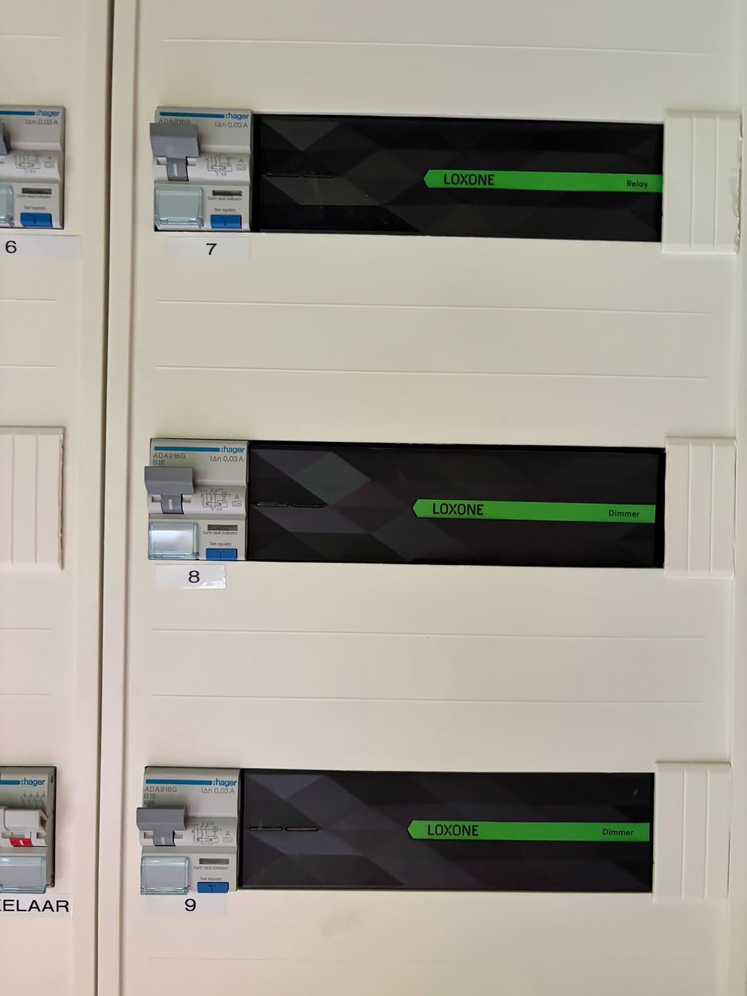 Loxone Relay- en Dimmer Extensions in een verdeelkast, elk met eigen beveiliging.