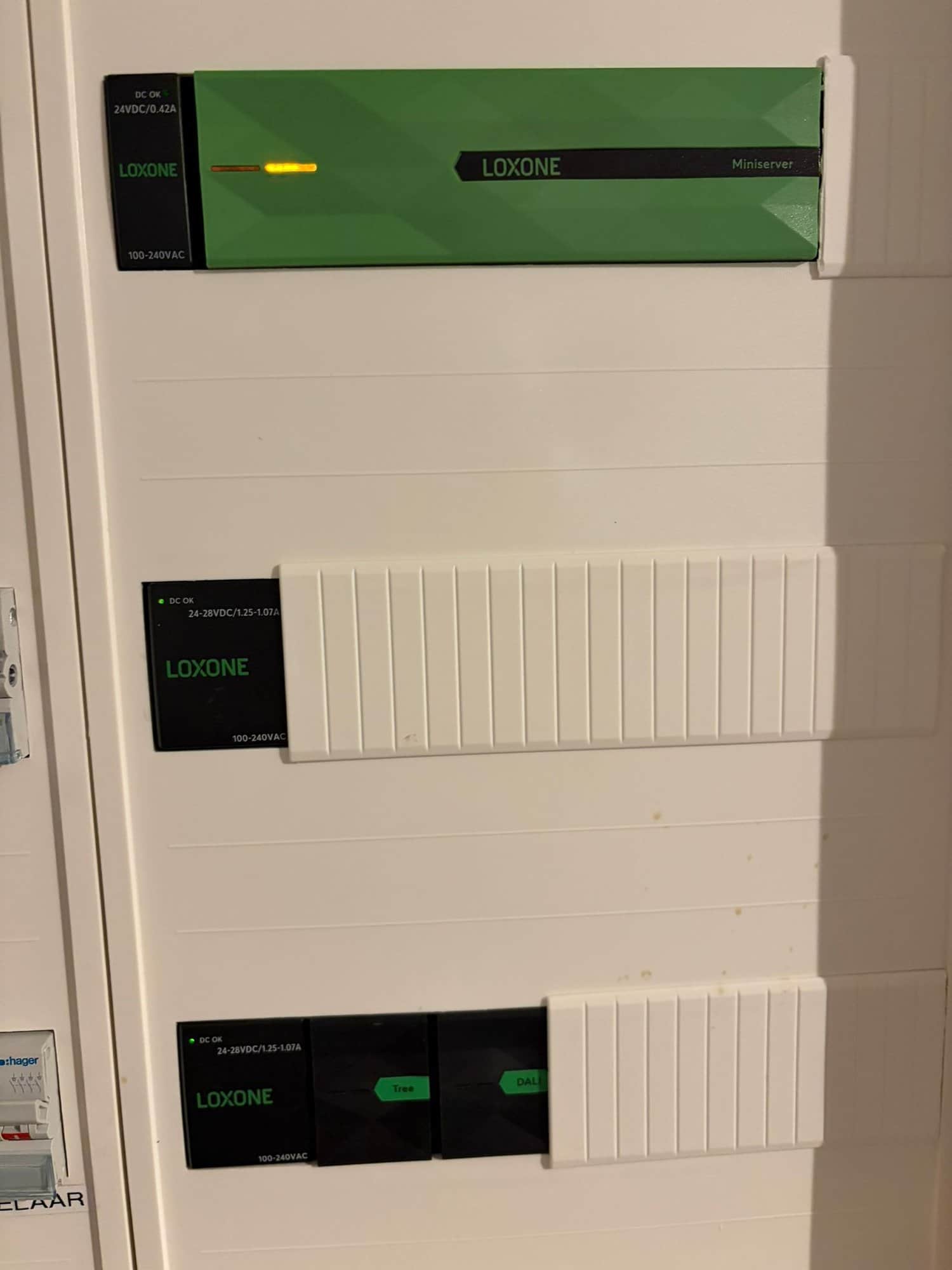 Loxone Miniserver met voeding in een verdeelkast.