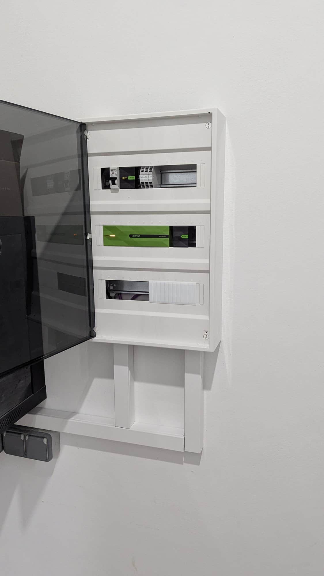 Compacte installatiekast met een Loxone Miniserver en extensions.