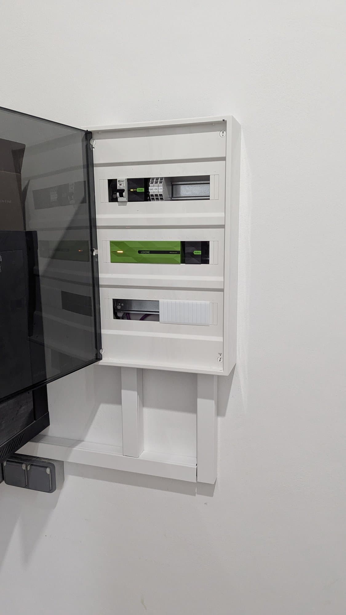 Compacte installatiekast met een Loxone Miniserver en extensions.