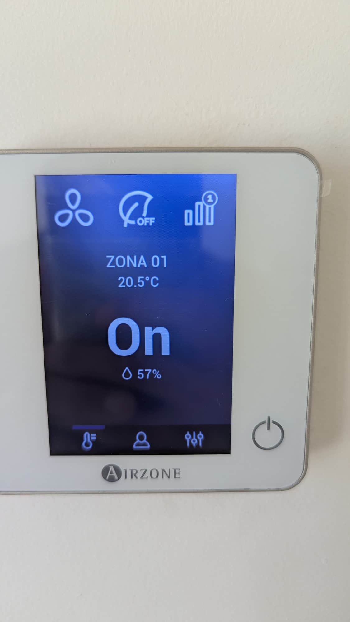 Touchthermostaat van het zonesysteem met temperatuur en luchtvochtigheid.