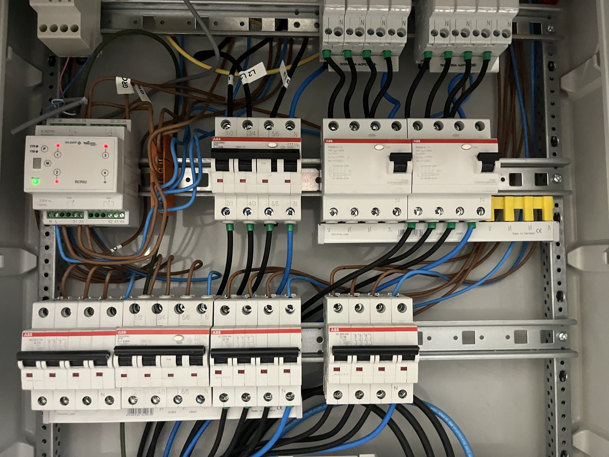 Detail van een verdeelkast met installatieautomaten en aardlekschakelaars.
