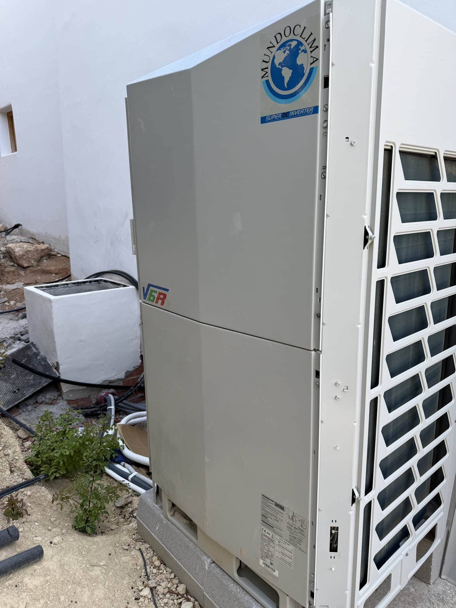 Buitenunit van het airco- en warmtepompsysteem tijdens de installatiefase.