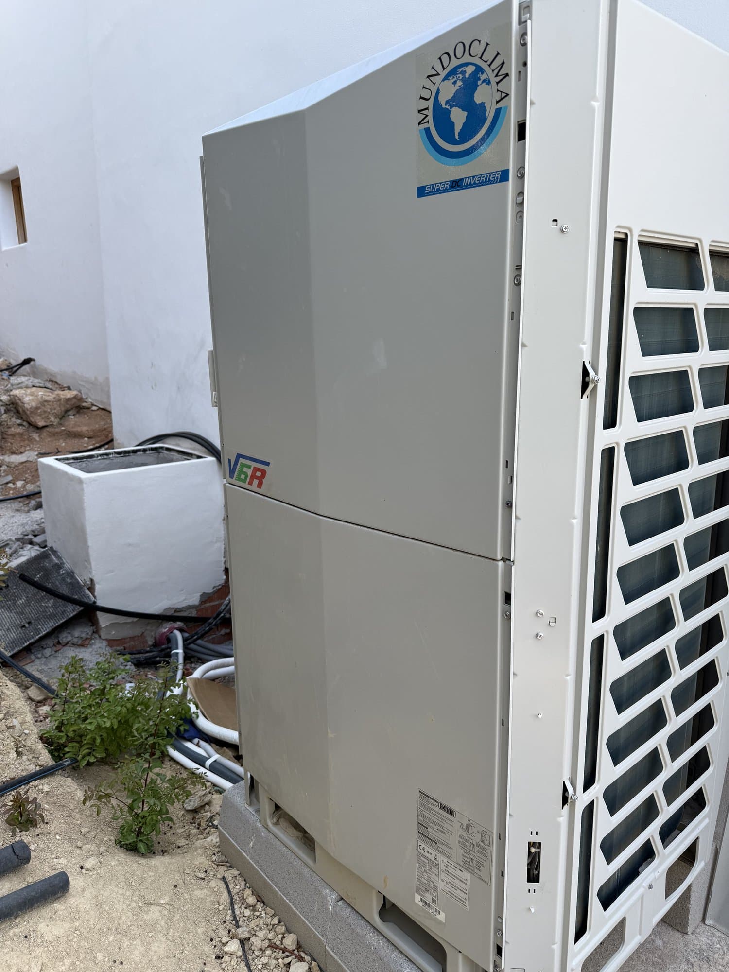 Buitenunit van het airco- en warmtepompsysteem tijdens de installatiefase.